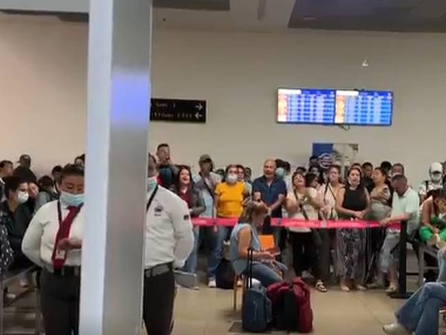 Viajeros protestan en el aeropuerto de Santa Marta por más de 10 vuelos cancelados