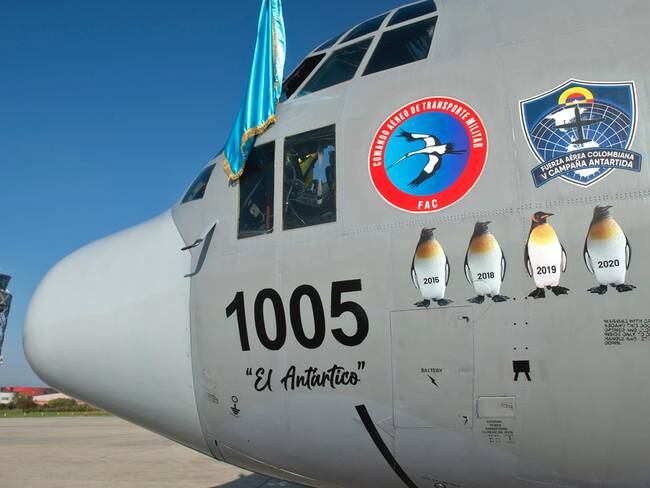 Avión donde viaja el equipo de militares a una expedición a la Antártida. Foto: EFE/ Ministerio de Defensa.