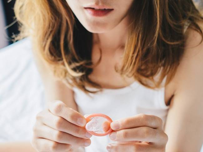Mujer inhaló sin querer un condón mientras practicaba sexo oral. Foto: Getty Images