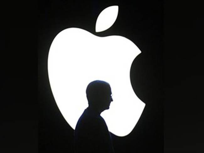 Sombra de Steve Jobs sobre el logo de Apple. Foto: EFE