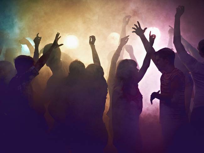 La ampliación del horario de rumba es exclusiva para bares, discotecas, gastrobares y clubs nocturnos. Foto: Getty.