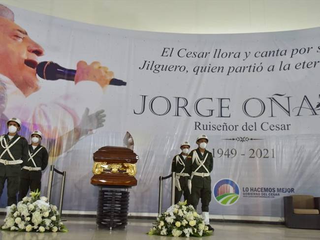 Entre lagrimas y canto se realizó homenaje póstumo a Jorge Oñate. Foto: Twitter: @GobDelCesar