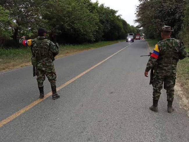 Los individuos fuertemente armados detuvieron varios vehículos y amedrentaron a los conductores que transitaban por la zona en ese momento. Crédito: Red de Apoyo Cauca. 