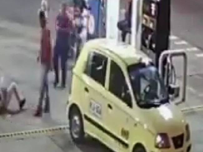En video quedó registrada violenta agresión de taxista a una mujer en Cartago
