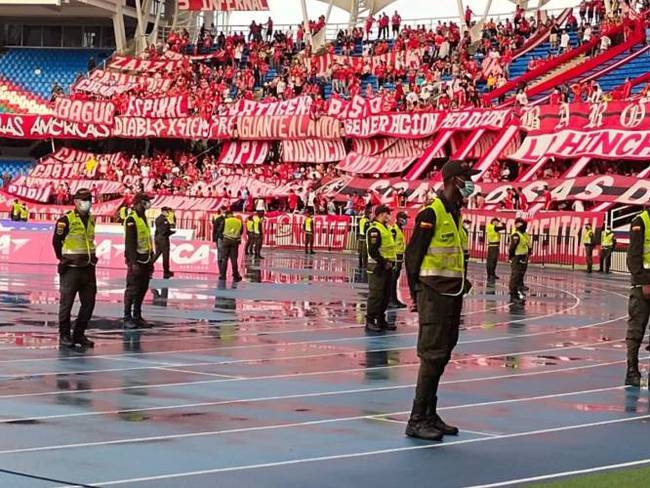 Algunos aficionados ingresaron al campo de juego, al parecer con la intención de agredir al técnico Juan Carlos Osorio. Foto: Policía.