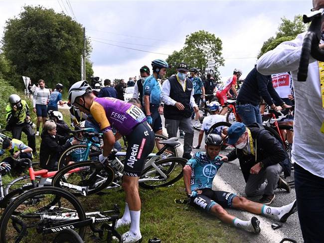 Caída en la etapa 1 del Tour de Francia 2021. Foto: ANNE-CHRISTINE POUJOULAT/POOL/AFP via Getty Images
