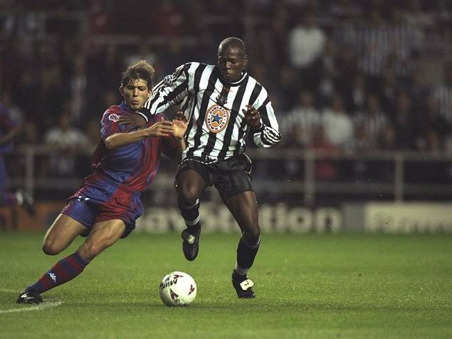 Faustino Asprilla en Newcastle contra Barcelona el 17 de septiembre de 1997. Foto: Stu Forster/Allsport