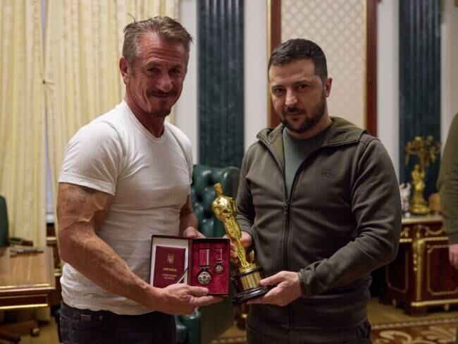Sean Penn entrega a Zelenski su Premio Óscar: lo dejará en Kiev “hasta la victoria”