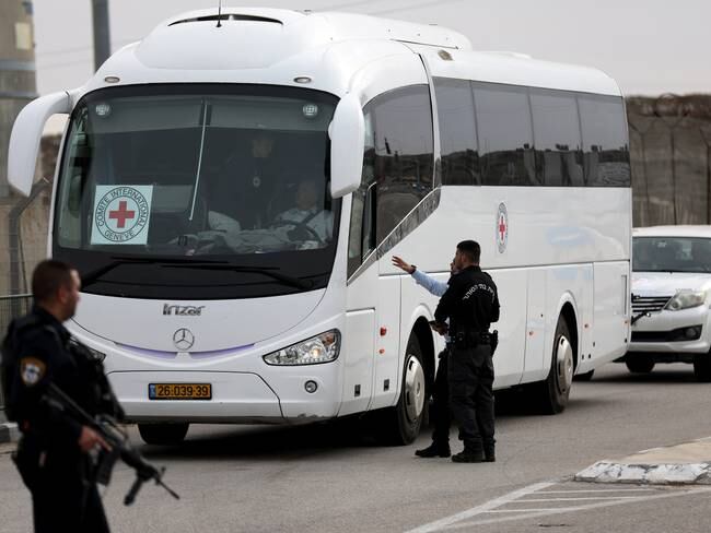 Ofer (---), 25/11/2023.- The Bus of the International Committee of the Red Cross (ICRC) arrives at the West Bank military prison of Ofer, north of Jerusalem, 25 November 2023, ahead of an expected release of Palestinian prisoners. Israel and Hamas agreed to a four-day ceasefire, with 50 Israeli hostages, women and children, to be released by Hamas. 150 Palestinian women and children detained in Israeli prisons are to be released in exchange. More than 14.000 Palestinians and at least 1,200 Israelis have been killed, according to the Gaza Government media office and the Israel Defense Forces (IDF), since Hamas militants launched an attack against Israel from the Gaza Strip on 07 October, and the Israeli operations in Gaza and the West Bank which followed it. (Jerusalén) EFE/EPA/ATEF SAFADI