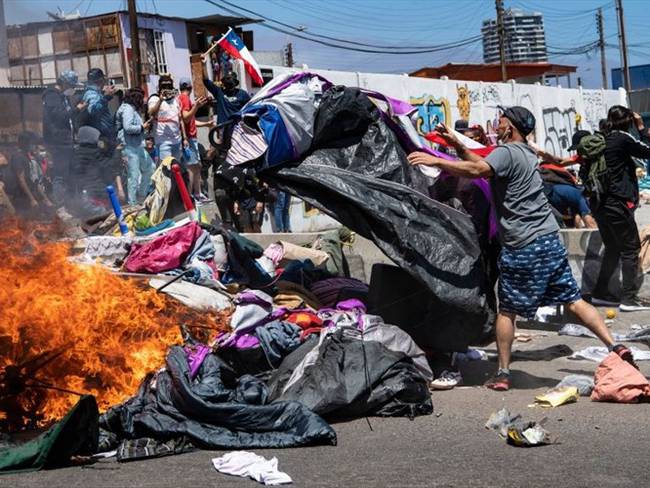 Tres detenidos por quemar pertenencias de migrantes venezolanos en Chile. Foto: Getty Images