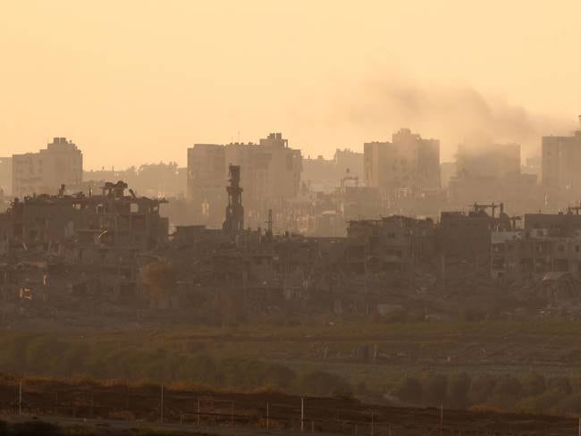 Sderot (Israel), 10/11/2023.- Smoke billows in the northern part of the Gaza Strip, as seen from Sderot, Israel, 10 November 2023. More than 11,000 Palestinians and at least 1,400 Israelis have been killed, according to the Israel Defense Forces (IDF) and the Palestinian health authority, since Hamas militants launched an attack against Israel from the Gaza Strip on 07 October, and the Israeli operations in Gaza and the West Bank which followed it. EFE/EPA/NEIL HALL