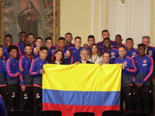 El presidente Iván Duque le entregó el Pabellón Nacional a la Selección Colombia. Foto: Coldeportes