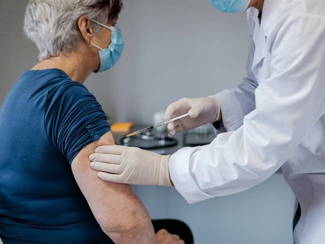 ¿Cuánto tiempo se debe esperar para vacunarse tras contagiarse con COVID-19?. Foto: Getty Images/ doble-d