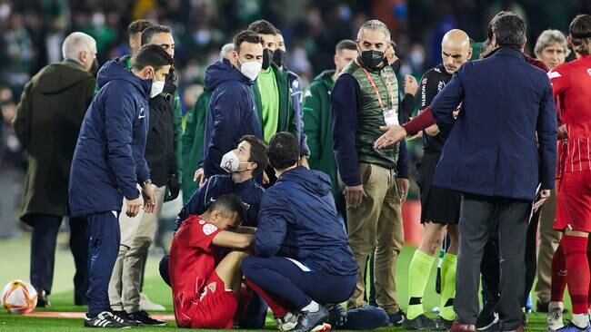 Jugador del Sevilla Joan Jordan fue agredido con un palo en el partido ante el Betis