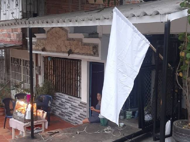 Cucuteños izan banderas blancas en sus viviendas por ola de violencia en la ciudad- W Radio 