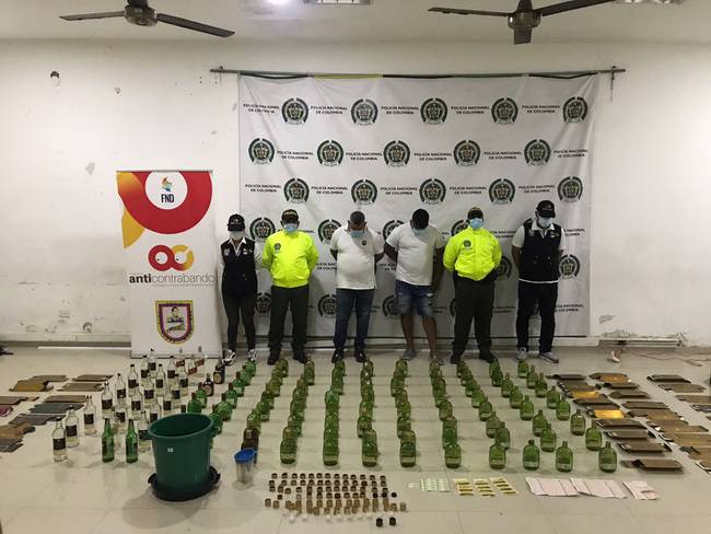 Capturan a dos personas con 113 botellas de licor adulterado en Montería. Foto: prensa Policía. 