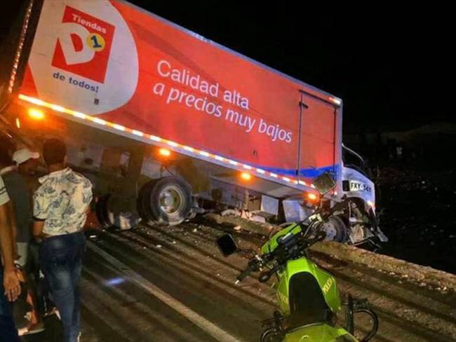 Nuevo accidente en Tasajera: un camión transportador de alimentos se volcó en la vía. Foto: Cortesía: Licet Vera