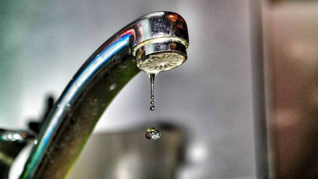 Algunas comunidades aún tienen fallas con el suministro de agua. Foto: Getty Images(Thot).