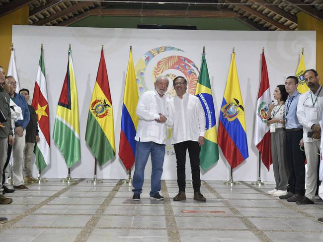 Lula da Silva, presidente de Brasil, y Gustavo Petro, presidente de Colombia en la Amazonía. 8 de julio 2023. Foto: Presidencia.
