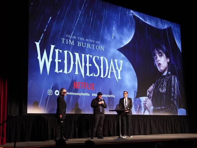 Tim Burton, Al Gough y Miles Millar hablan en el escenario durante el estreno mundial de &quot;Wednesday&quot; de Netflix el 16 de noviembre de 2022 en Los Ángeles, California. Foto de Presley Ann/Getty Images para Netflix.