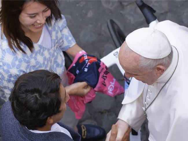 Egan Bernal se reunió con el papa Francisco en El Vaticano. Foto: Massimo Valicchia/NurPhoto via Getty Images