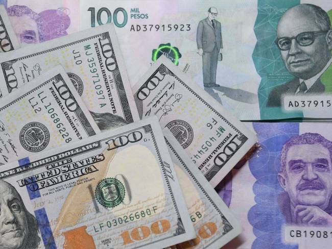 Dinero de Estados Unidos y dinero de Colombia. Foto: Getty Images.