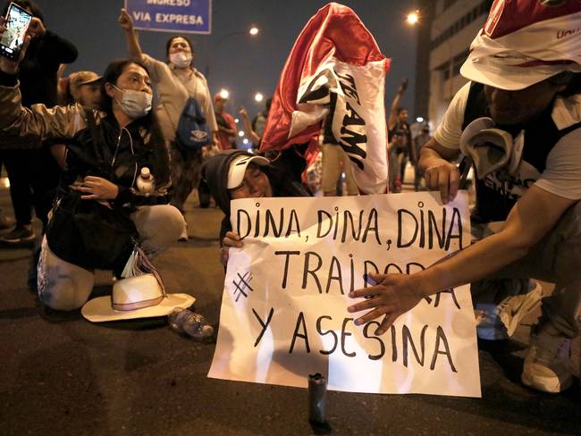 Manifestantes sostienen una pancarta en protestas para exigir la renuncia de la presidenta Dina Boluarte en Lima, Perú.
