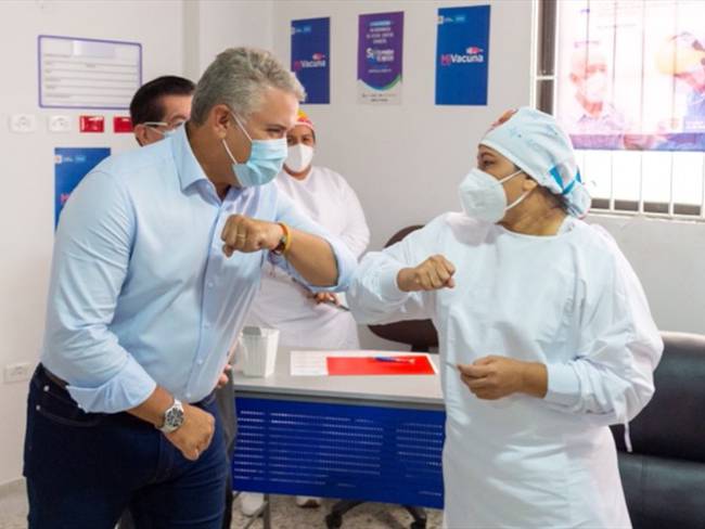 El presidente Iván Duque celebró que Verónica Machado recibiera la primera dosis de la vacuna de Pfizer contra el COVID-19. Foto: Presidencia de la República