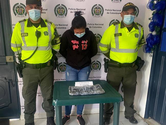 La señalada manifestó encontrarse en estado de gestación para ocultar la droga escondida en su abdomen. Foto: Cortesía, Policía del Atlántico.
