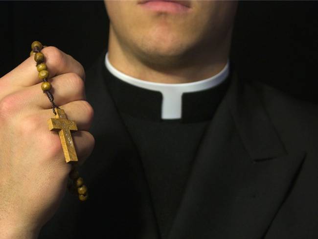 El ente acusador le formularía cargos al sacerdote por el delito de acceso carnal abusivo con menor de 14 años . Foto: Getty Images