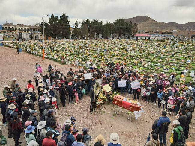 Familiares y amigos asisten al entierro de Marcos Quispe, uno de los 17 fallecidos durante el violento intento de toma del aeropuerto de la ciudad de Juliaca el 9 de enero, en el cementerio de Capilla en Juliaca, sur de Perú, el 12 de enero de 2023. Foto de JUAN CARLOS CISNEROS/AFP vía Getty Images.