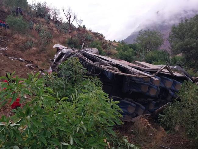 AME601. LIMA (PERÚ), 18/09/2023.- Foto cedida hoy por la Agencia Andina en donde se observa un autobús accidentado, en Huaccoto, en la provincia de Churcampa a más de 650 kilómetros de Lima (Lima). Al menos 24 personas murieron y otras 21 resultaron heridas después de que un autobús de pasajeros cayó por un abismo en una zona remota de la región sur andina de Huancavelica durante la madrugada de este lunes, informaron este lunes fuentes oficiales. EFE/Agencia Andina/SOLO USO EDITORIAL/SOLO DISPONIBLE PARA ILUSTRAR LA NOTICIA QUE ACOMPAÑA (CRÉDITO OBLIGATORIO)