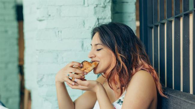 Comer antes de dormir podría generar problemas en la salud y en el sueño. Foto: Getty Images