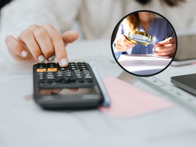 Persona haciendo operaciones en su calculadora y de fondo una mujer revisando un documento con lupa (Fotos vía Getty Images)