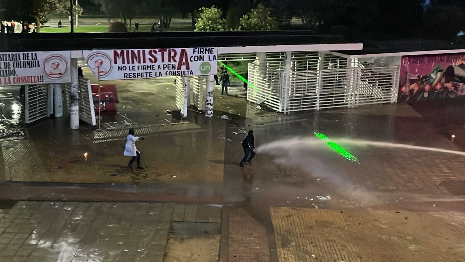 Intentaron incendiarnos: vigilante agredido por encapuchados en la Universidad Nacional