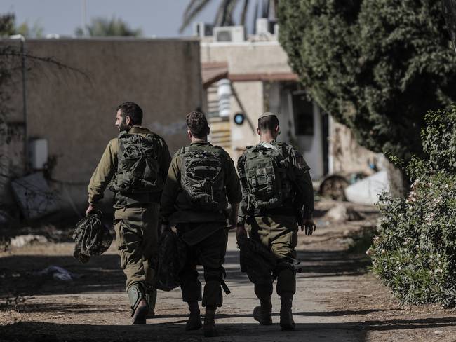 KFAR AZA, 07/11/2023.- Tres soldados caminan por una calle del kibutz Kfar Aza, esta comunidad situada a tan solo tres kilómetros de la frontera con Gaza sufrió la perdida de mas de cien de sus habitantes en el ataque terrorista de Hamas, del que hoy se cumple el primer mes. EFE/Manuel Bruque
