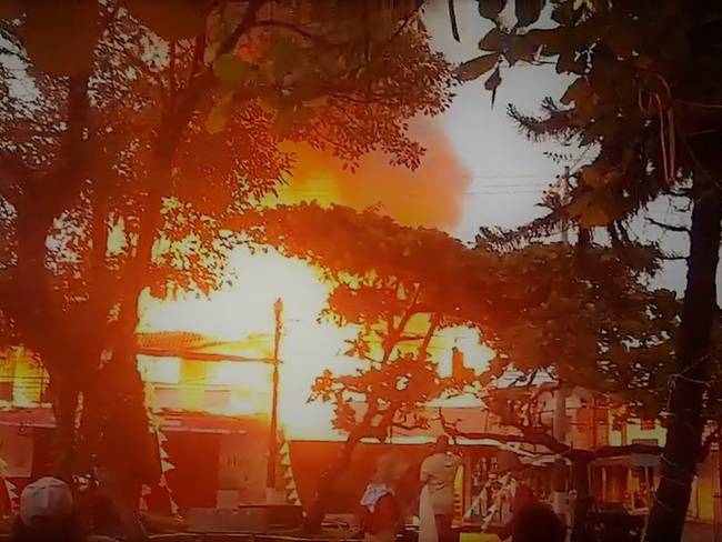 Con baldes y otros elementos la comunidad junto a los organismos de socorro lograron apaciguar las llamas. Crédito: Timbiquí Hoy.