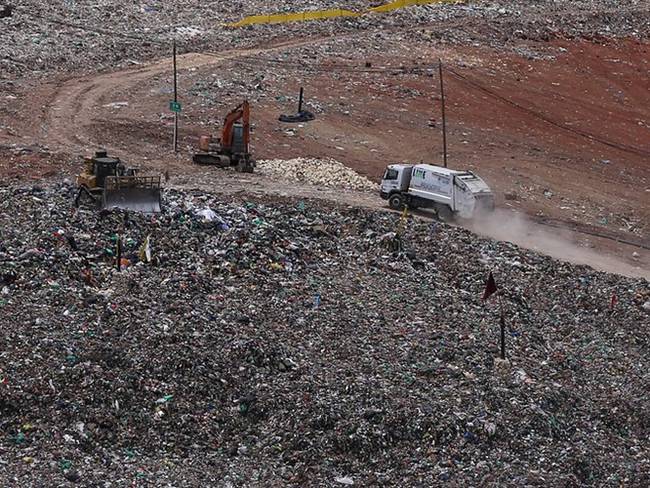 La Contraloría Distrital advierte además el riesgo de una emergencia sanitaria, al encontrarse en disputa el manejo de estos residuos mixtos del relleno Doña Juana. Foto: Colprensa