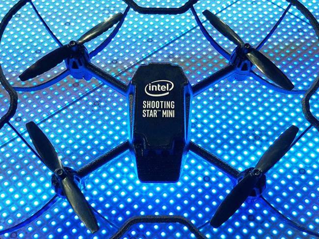 Con 100 mini drones inteligentes, Intel establece un nuevo récord Guinness. Foto: Intel