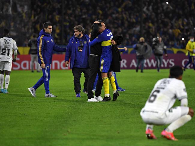 Argentina&#039;s Boca Juniors players celebrate after defeating Colombia&#039;s Deportivo Cali during their Copa Libertadores group stage football match, at La Bombonera stadium in Buenos Aires, on May 26, 2022. (Photo by Luis ROBAYO / AFP) (Photo by LUIS ROBAYO/AFP via Getty Images)