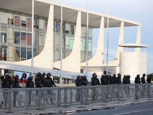 Los guardias de seguridad se paran frente al Palacio Planalto durante la toma de posesión de la nueva Ministra de Pueblos Indígenas, Sonia Guajajara, en Brasilia el 11 de enero de 2023. Foto de SERGIO LIMA/AFP vía Getty Images.