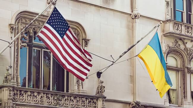 Banderas de Estados Unidos y Ucrania. (Getty Imágenes)