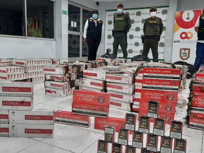 Entre escombros encuentran más de 10 mil cajetillas de cigarrillos en Montería. Foto: prensa Policía.