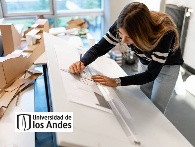 Estudiante de arquitectura usando un lápiz para hacer un plano. Logo de la Universidad de Los Andes / Fotos: GettyImages y Colprensa