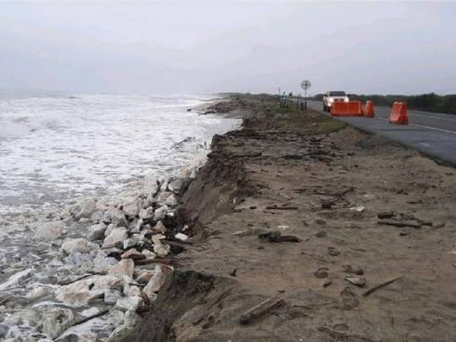El proceso erosivo de la vía Santa Marta – Barranquilla genera una nueva emergencia. Foto: Proporcionada por Gennys Álvarez