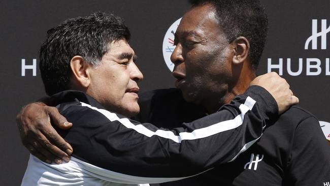 Diego Armando Maradona y Edson Arantes do Nascimento abrazados en la Eurocopa 2016