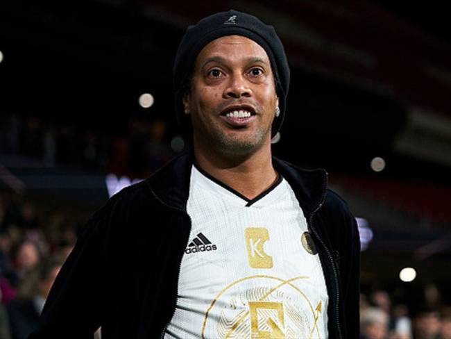 En la cárcel, todos quieren a Ronaldinho en su equipo. Foto: Getty Images