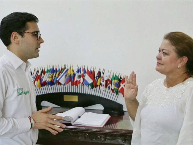 El alcalde encargado de Cartagena, Sergio Londoño, posesionó a Clara Calderón Muñoz como nueva secretaria de Infraestructura Distrital. Foto: Alcaldía de Cartagena