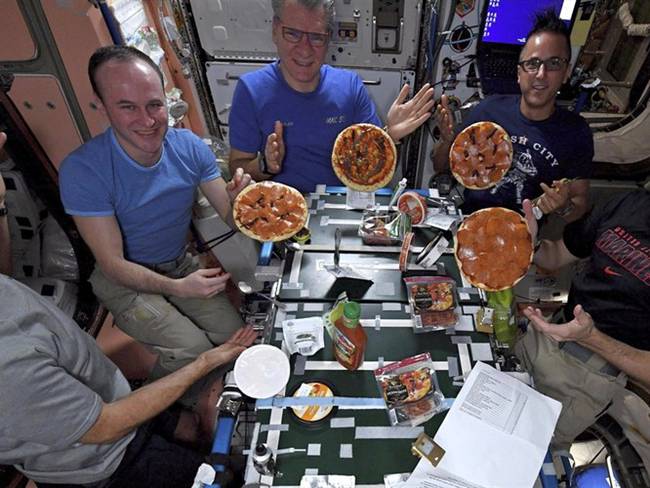 Astronautas preparan pizza en estación espacial. Foto: Associated Press - AP