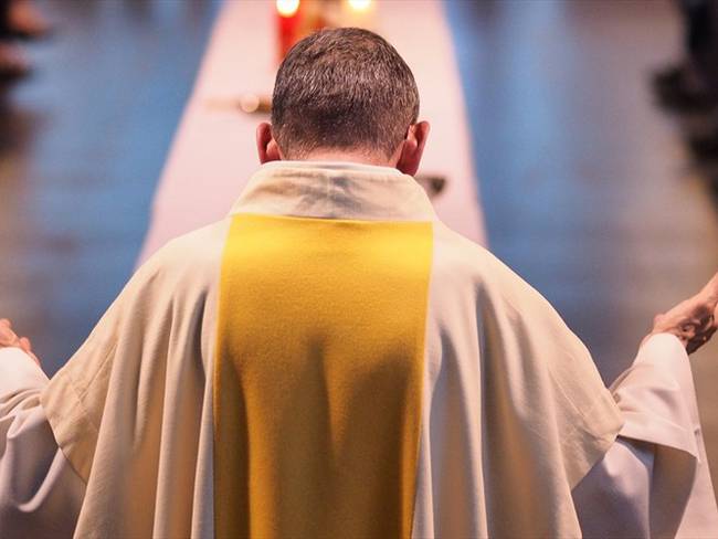 Imagen de referencia de un sacerdote en misa. Foto: Getty Images / Godong